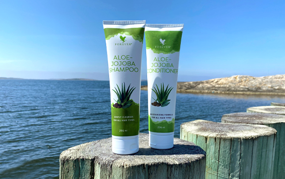Aloe-Jojoba Shampoo og Conditioner fra Forever Living Products hjælper dig med at opretholde en god hårrutine i sommer.