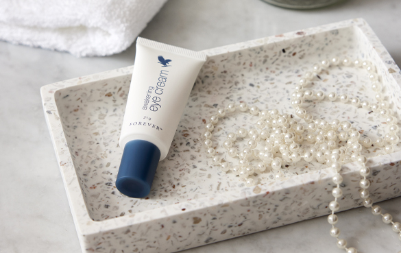 Awakening eye cream fra Forever Living Products. Giver en følelse af udjævning og opstramning.