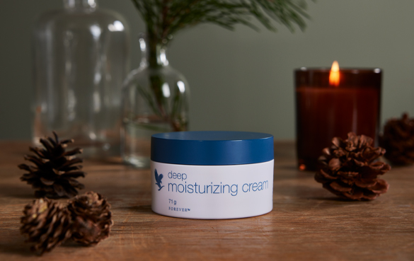 Fugtgivende til vinterens hudpleje – deep moisturizing cream med macadamianød- og solsikkefrøolie, fyrbarksekstrakt og vores egen Aloe vera.