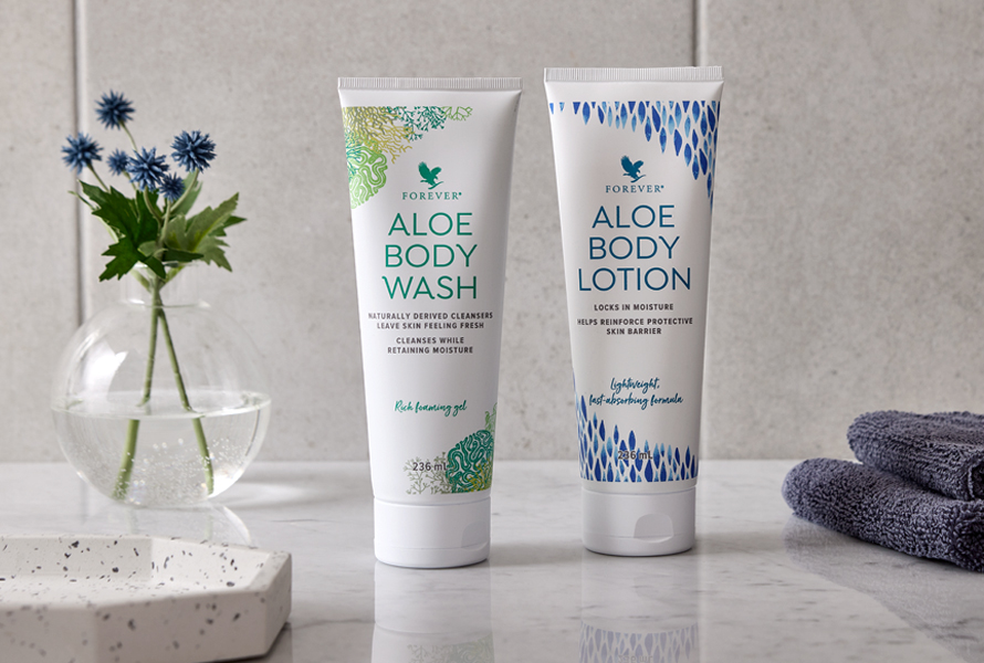 Aloe Body Wash rengør hele kroppen uden at udtørre huden, og Aloe Body Lotion holder på fugten, mens den samtidig styrker og beskytter. 